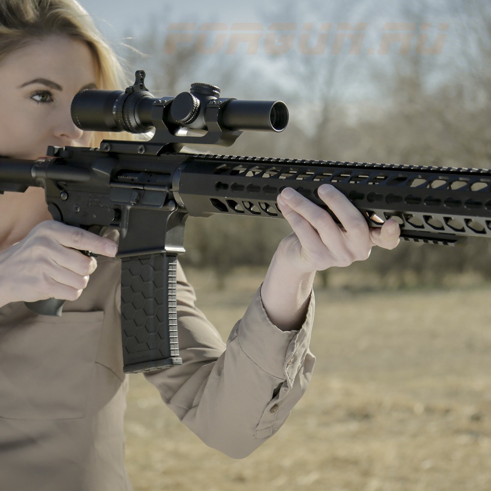 Женщина с прицелом Сайтмарк SM13038CR1 и винтовкой