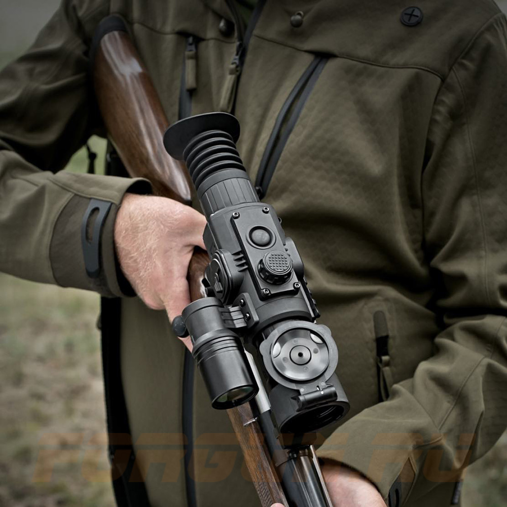 Охотник с прицелом ночного видения Yukon Sightline N455S на винтовке